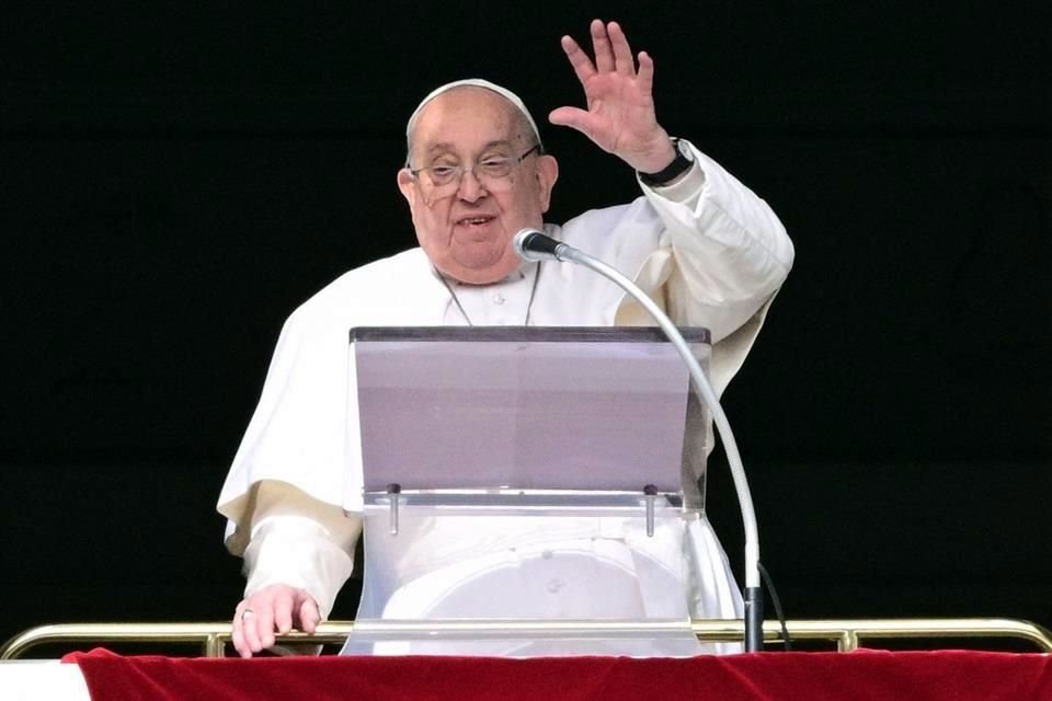 Papa Francisco será dado de alta mañana del hospital tras más de un mes internado por neumonía en pulmones; se espera sea visto en público.