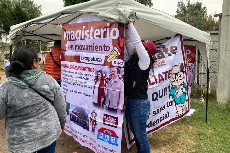 Maestros de Puebla acudieron a Tlaxcala a un evento de Presidencia de la República para afiliar ciudadanos a Morena.