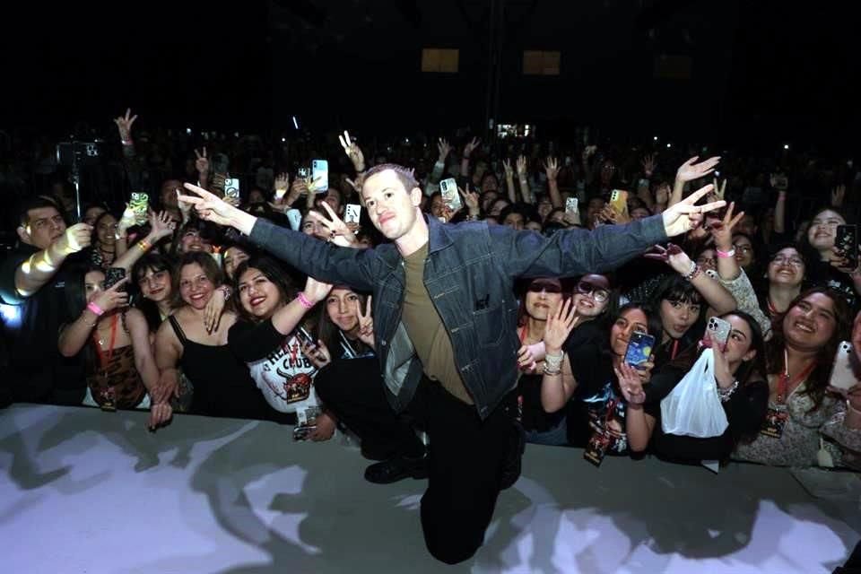 El actor de la exitosa serie 'Stranger Things' fue la locura ayer en su primera convivencia con fans.