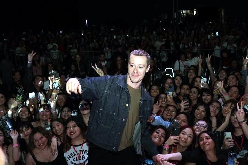 El astro británico llegó a tierras regias para ser el invitado internacional del Horror Fest Edición Stranger, al que ya han venido compañeros de la serie como Jamie Campbell Bower y Noah Schnapp.