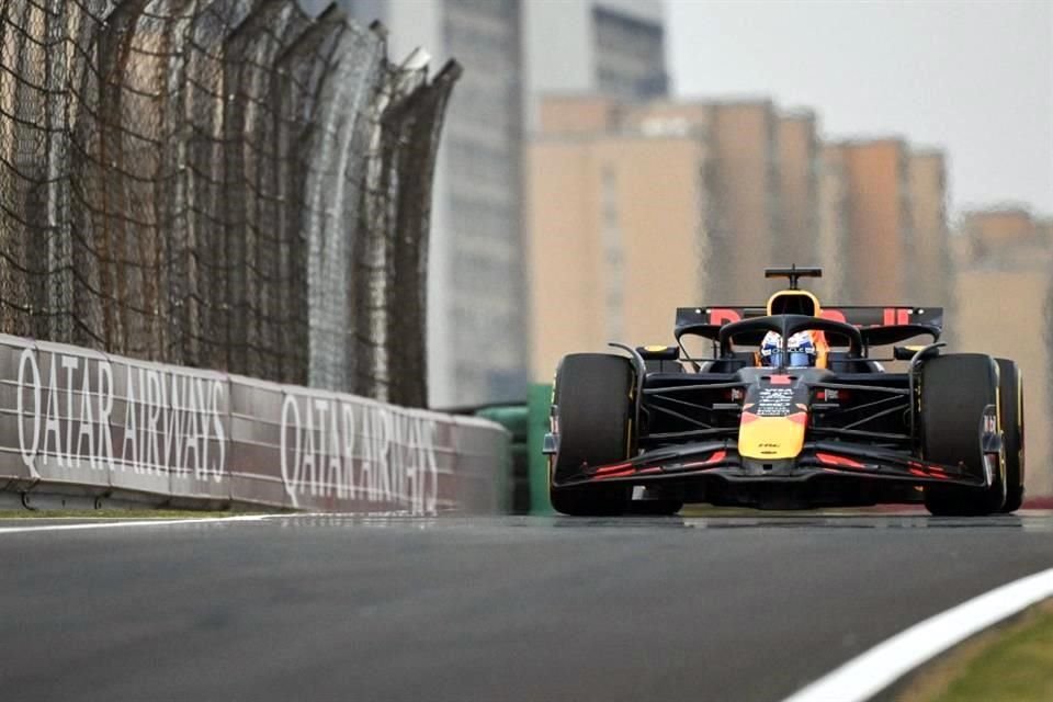 Max Verstappen apretó al final y en las últimas vueltas logró superar a Charles Leclerc y el neerlandés terminó cuarto.