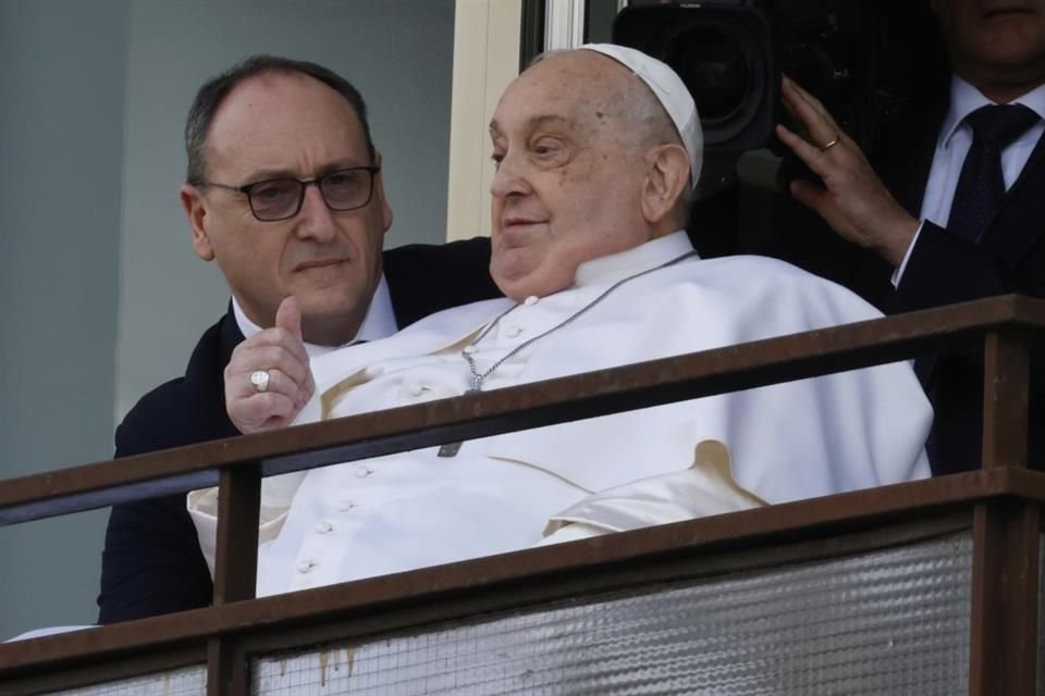 El Papa Francisco se asoma a un balcón de la Policlínica Agostino Gemelli en Roma, el domingo 23 de marzo de 2025, donde fue atendido por bronquitis y neumonía bilateral.