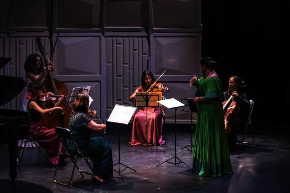 Camerata Femenina de Jalisco.