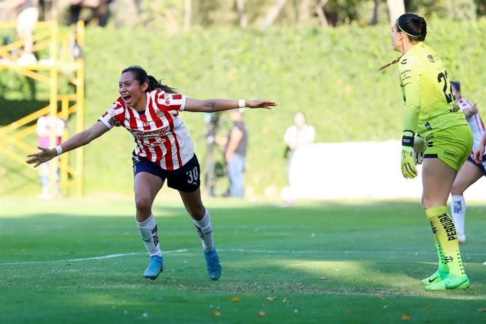 Viridiana Salazar en el festejo de su gol.