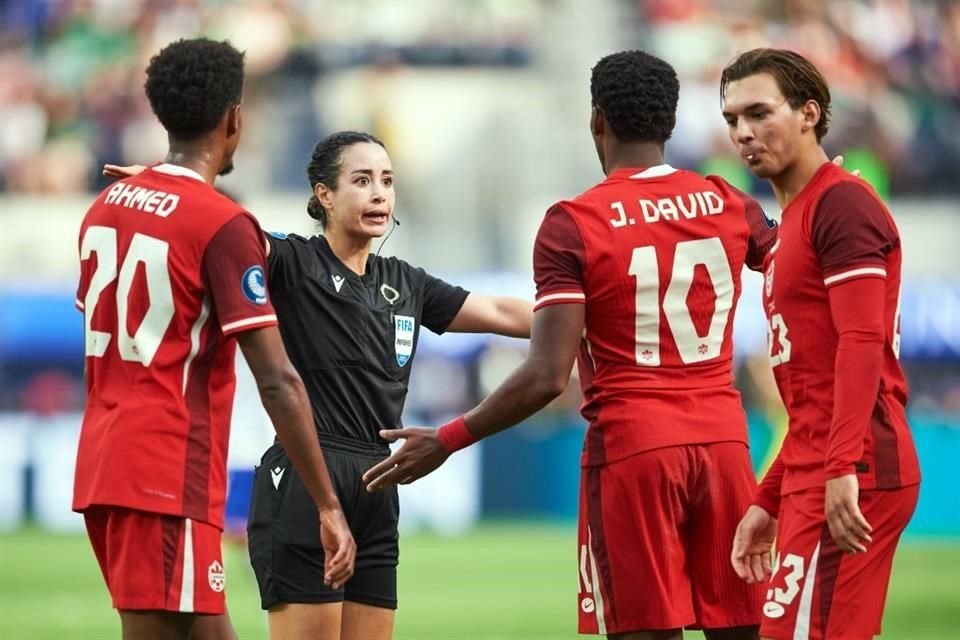 Katia Itzel García representó al arbitraje mexicano en la Liga de Naciones de la Concacaf al ser la jueza central del encuentro entre Canadá y EU.