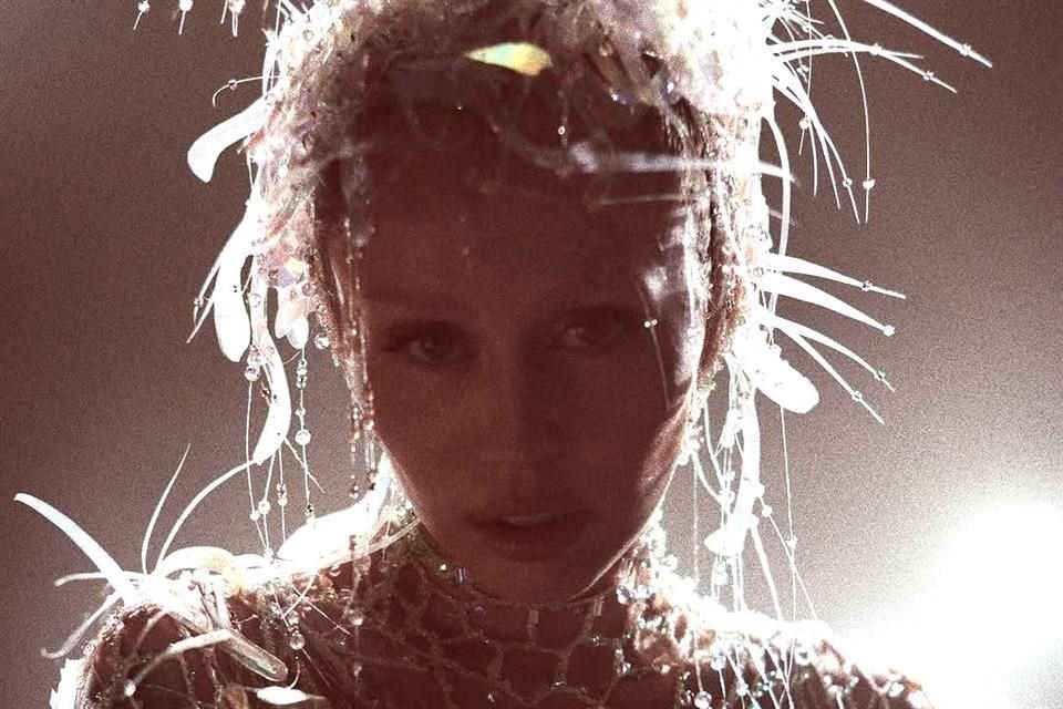 Miley Cyrus reveló que este 30 de mayo lanzará su nuevo disco 'Something Beautiful', que incluirá una fuerte carga visual y estética.