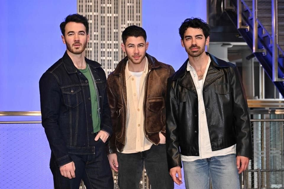 Para celebrar los 70 años de Disneyland Resort, los Jonas Brothers estrenarán una nueva canción, titulada 'Celebrate Happy'.