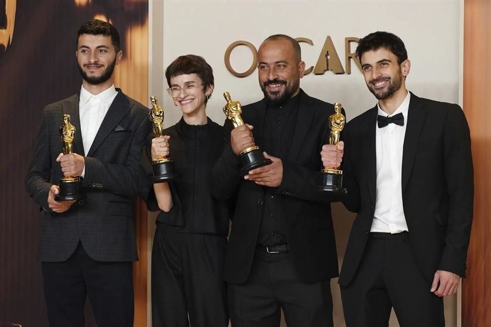 Hamdan Ballal (centro der.), codirector del documental 'No Other Land', ganador del Óscar, fue golpeado y arrestado por colonos israelíes.