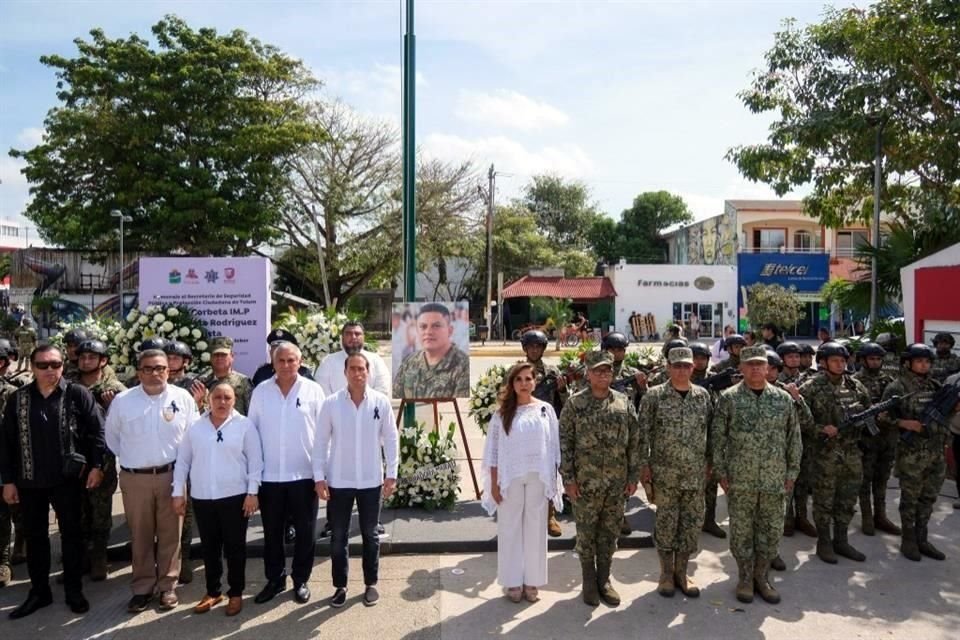 Autoridades de Quintana Roo rindieron un homenaje al capitán de corbeta José Roberto Rodríguez, Secretario de Seguridad de Tulum, asesinado.