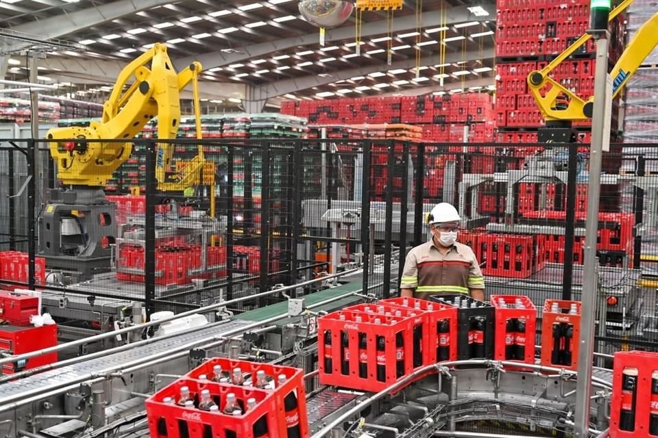 Arca Continenta, embotelladora de Coca-Cola, invertirá 18 mil millones de pesos este año para elevar su capacidad de producción y distribución.