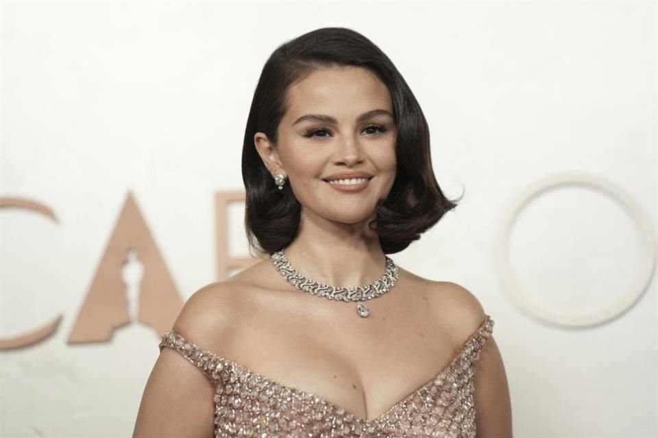 Gomez, en su estilo de cantar casi susurrado, casi hablado, infunde esa sensación tan familiar de no encajar, algo que ha vocalizado a lo largo de su carrera.