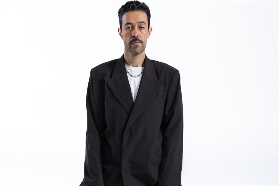 A pesar de sus poco más de 30 años con Café Tacvba, el cantautor Meme del Real experimenta una nueva faceta como solista y creativo musical.