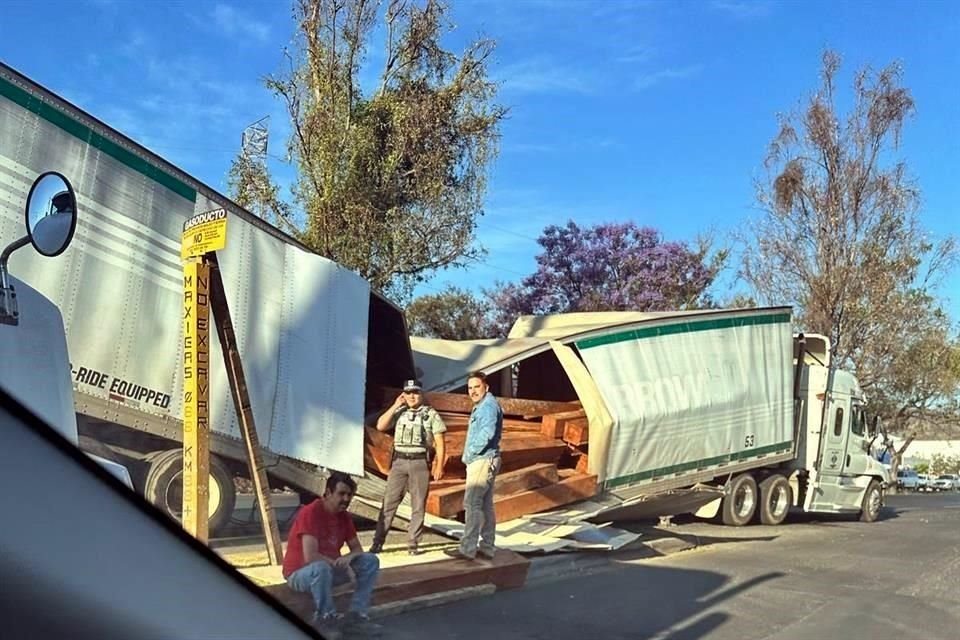 Una caja que se partió en dos de un trailer  en la carretera a Nogales a la altura del Parque Technologick ocasiona mucho tráfico vehicular desde Lopez Mateos.