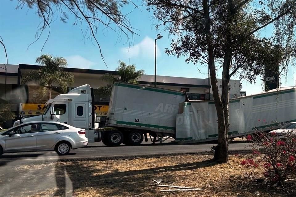 Una caja que se partió en dos de un trailer  en la carretera a Nogales a la altura del Parque Technologick ocasiona mucho tráfico vehicular desde Lopez Mateos.