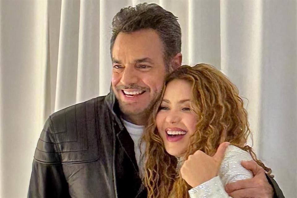 Eugenio Derbez asistió al concierto de Shakira en CDMX y se reencontró con la cantante en su camerino junto a su esposa e hija.