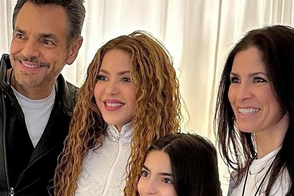 En un video, se observa a Shakira abrazando efusivamente a Derbez, su esposa Alessandra Rosaldo y su hija Aitana.