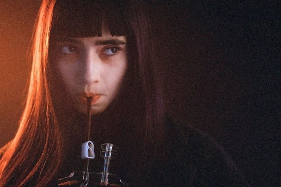 Para los amantes de los chupasangres, llega a cines 'Vampira Humanista Busca Suicida'.
