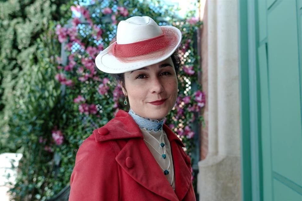 Quizá 'Manual Para Señoritas', serie que llega este viernes a Netflix, pueda recordar a 'Bridgerton', tanto por su estética en tonos pastel como por el hecho de ser un romance de época.