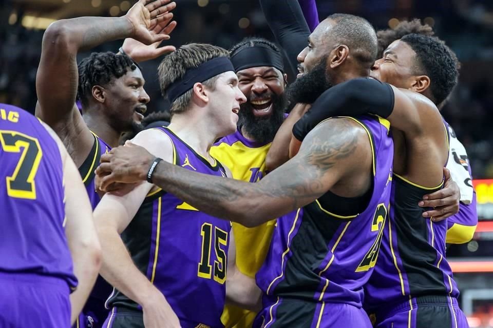 LeBron James salvó su racha y terminó siendo felicitado por sus compañeros tras un espectacular enceste.