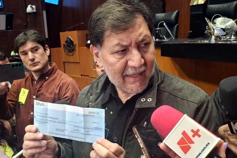 El Presidente del Senado exhibió un cheque por 36 mil pesos con el que la Cámara le cubrió un viaje en avión en clase turista.