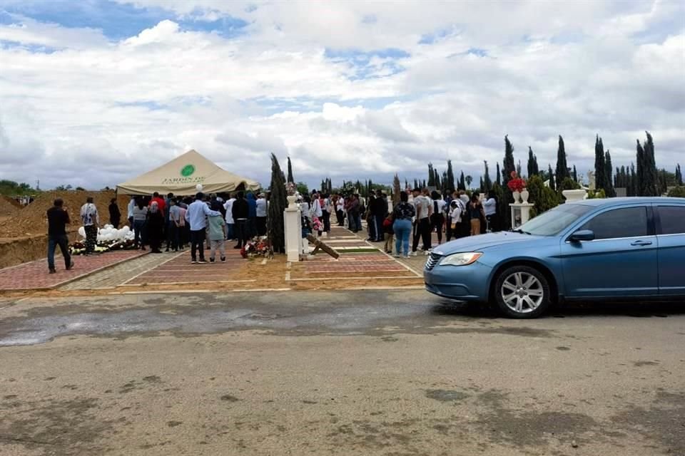 El menor fue sepultado esta tarde en el Panteón Jardín de los Ángeles, en Nuevo Laredo.