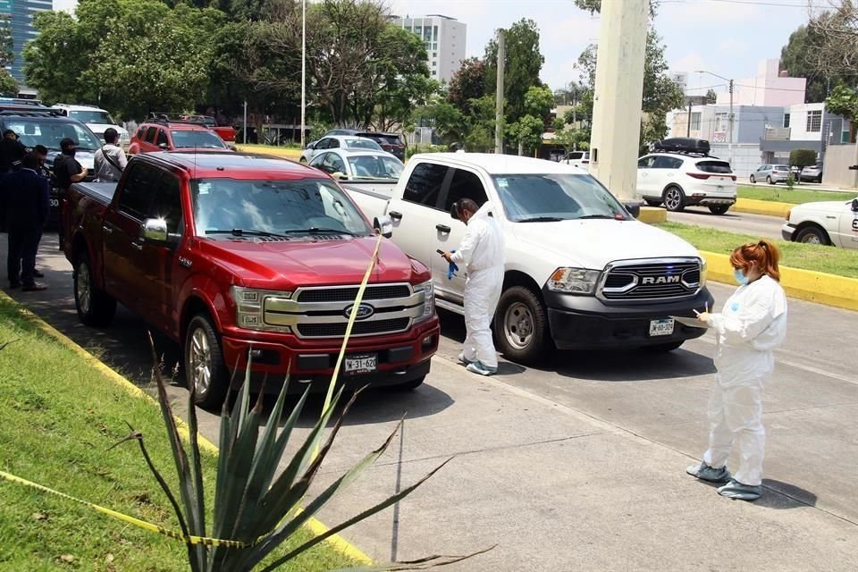 La camioneta quedó abandonada en un carril lateral de Lázaro Cárdenas, con el cuchillo tirado a un lado y manchas de sangre.