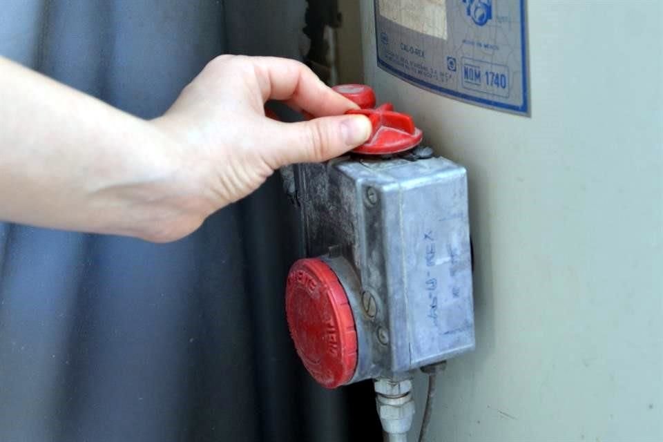Sólo enciende el calentador cuando te vas a bañar entre 15 a 20 minutos, y déjalo a temperatura media. 