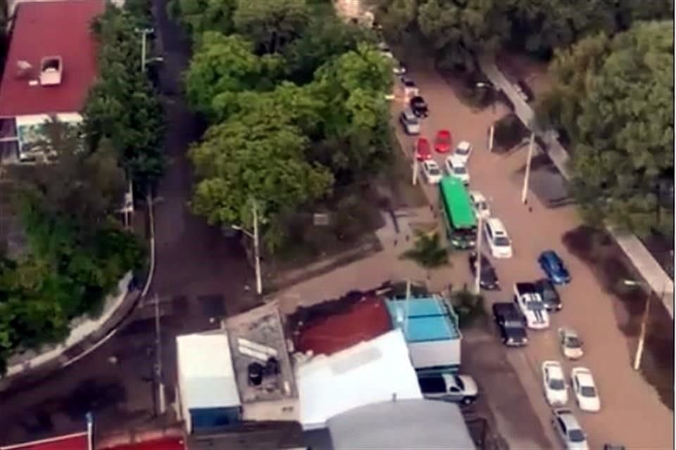 Protección Civil Zapopan calculó que alrededor de 65 autos quedaron varados en medio de la tormenta. 