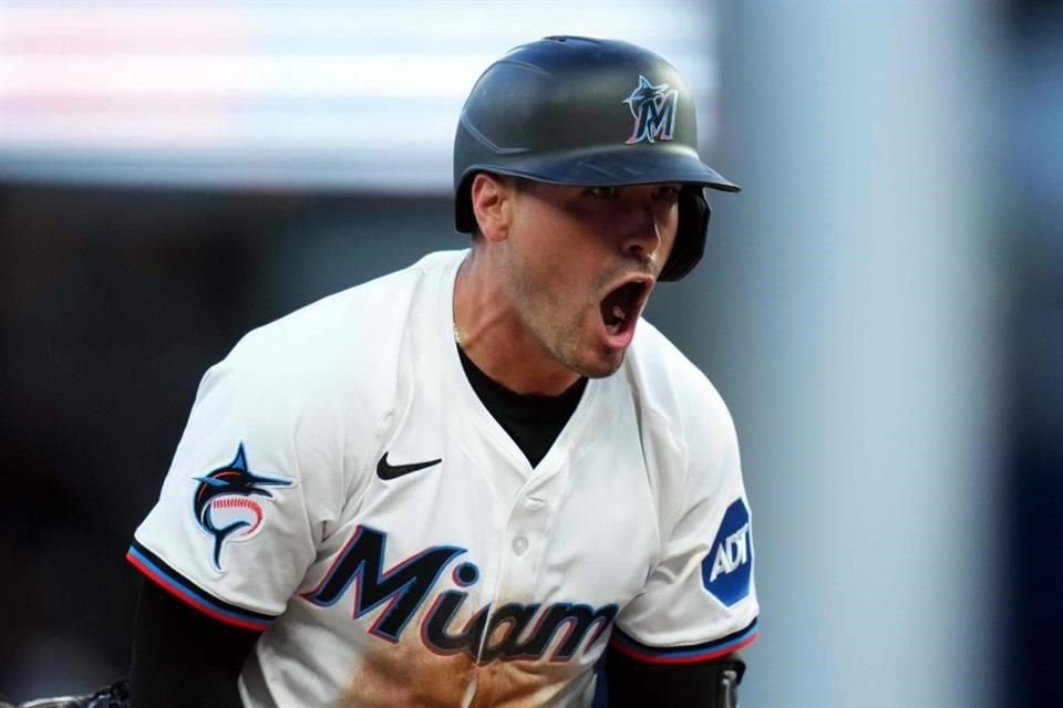 Nick Fortes, jugador de Miami Marlins, reacciona tras pegar un triple ante Pittsburgh Pirates.