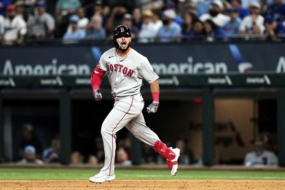 Wilyer Abreu, de Boston,  celebra tras pegar vuelacercas.
