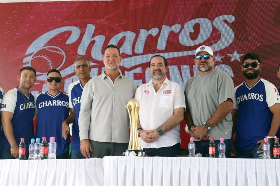 Los Charros de Jalisco visitaron la planta de refrescos AGA con el trofeo de la LMP.