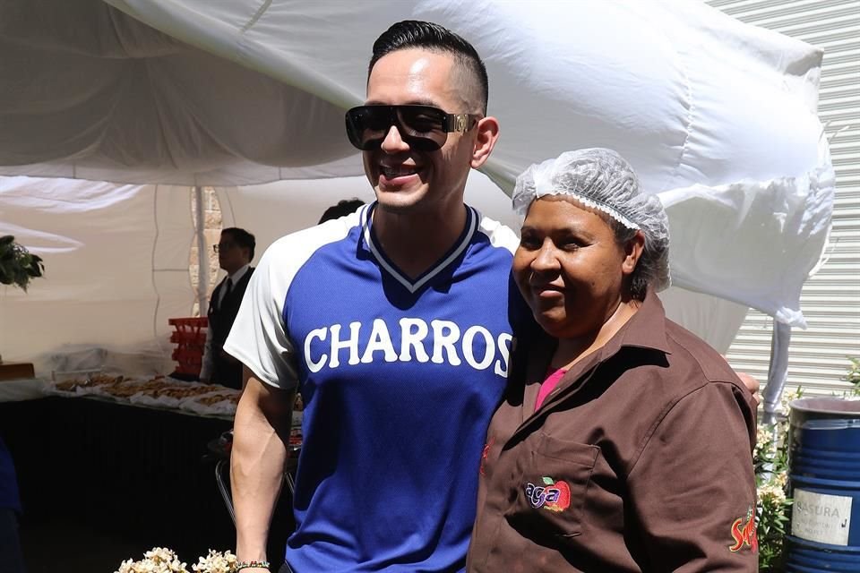 Los Charros de Jalisco convivieron con los trabajadores de la planta AGA.