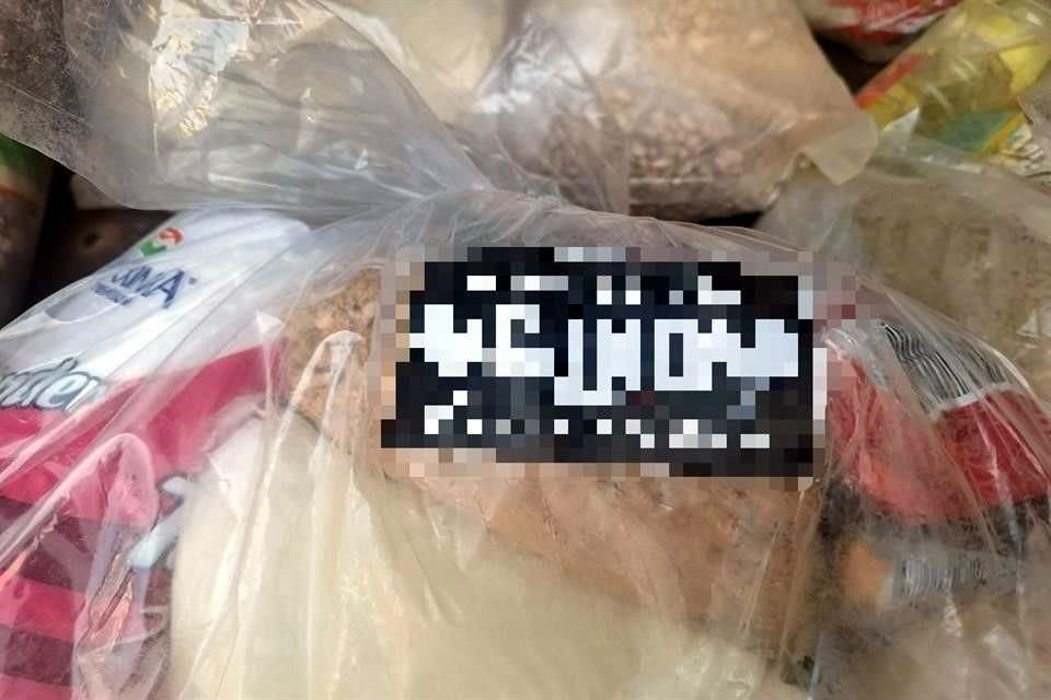 Las bolsas aseguradas contenían diversos productos como papel de baño, galletas y latas de alimentos no perecederos. Todos fueron puestos a disposición de las autoridades correspondientes.