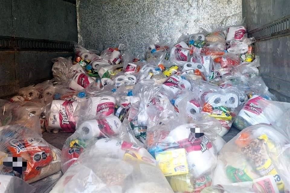 Las bolsas aseguradas contenían diversos productos como papel de baño, galletas y latas de alimentos no perecederos. Todos fueron puestos a disposición de las autoridades correspondientes.