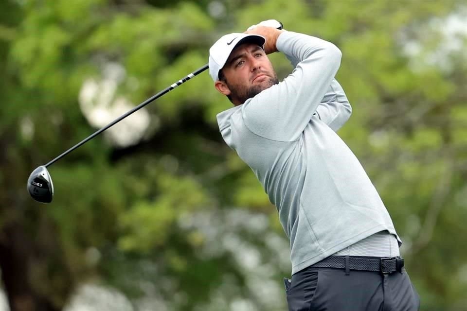 Con dos birdies consecutivos de arranque, Scottie Scheffler empató el récord de golpes con 62 en el Memorial Park de Houston.