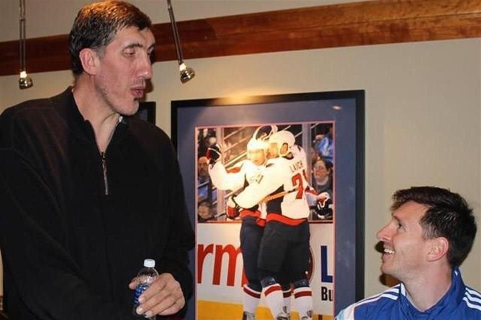 Gheorghe Muresan es el hombre más alto en haber jugado en la NBA, con 2.31 metros de altura. En esta imagen saluda a Lio Messi, que mide 1.69 metros.