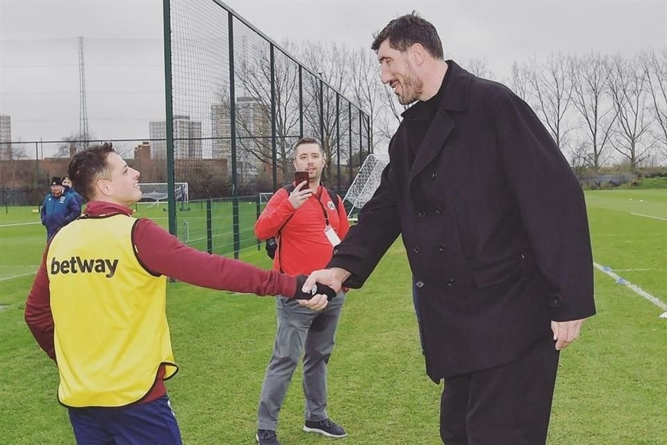 Gheorghe Muresan y 'Chicharito' Hernández.