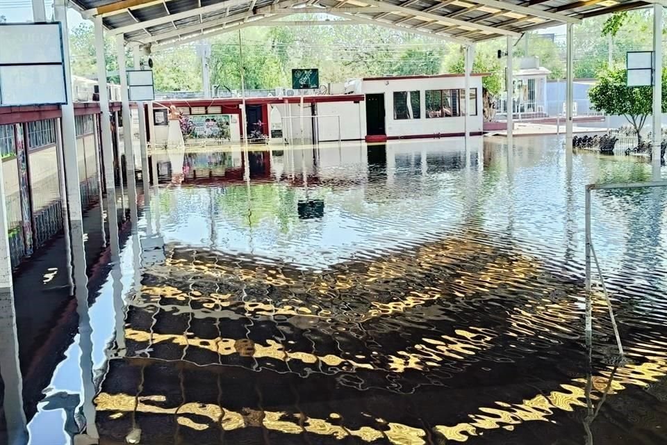 En la ciudad muchas escuelas están inundadas, con montones de lodo, equipos de cómputo dañados y archivos inservibles.