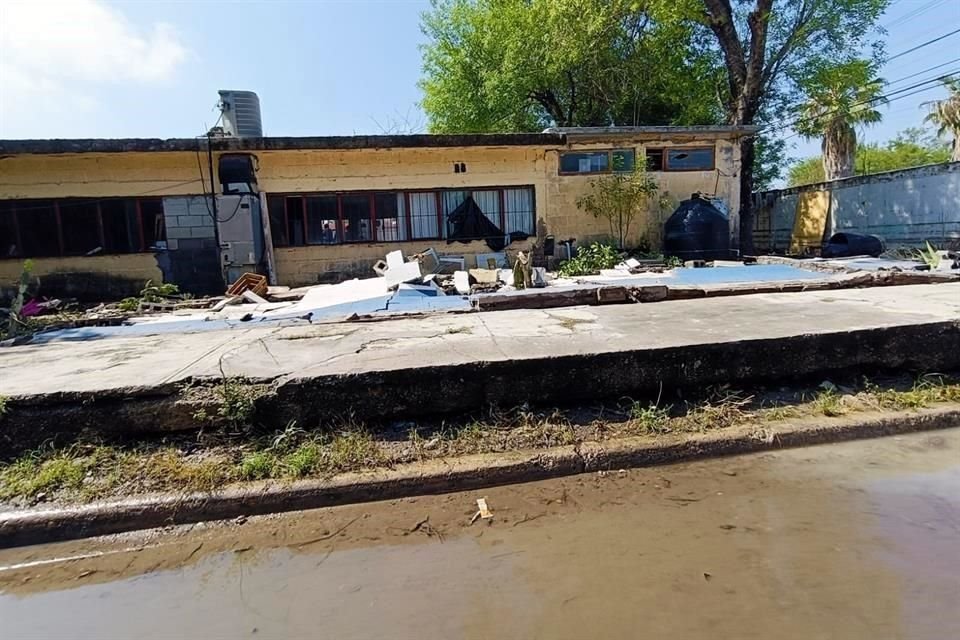 Incluso bardas perimetrales colapsaron por las inundaciones en las escuelas.
