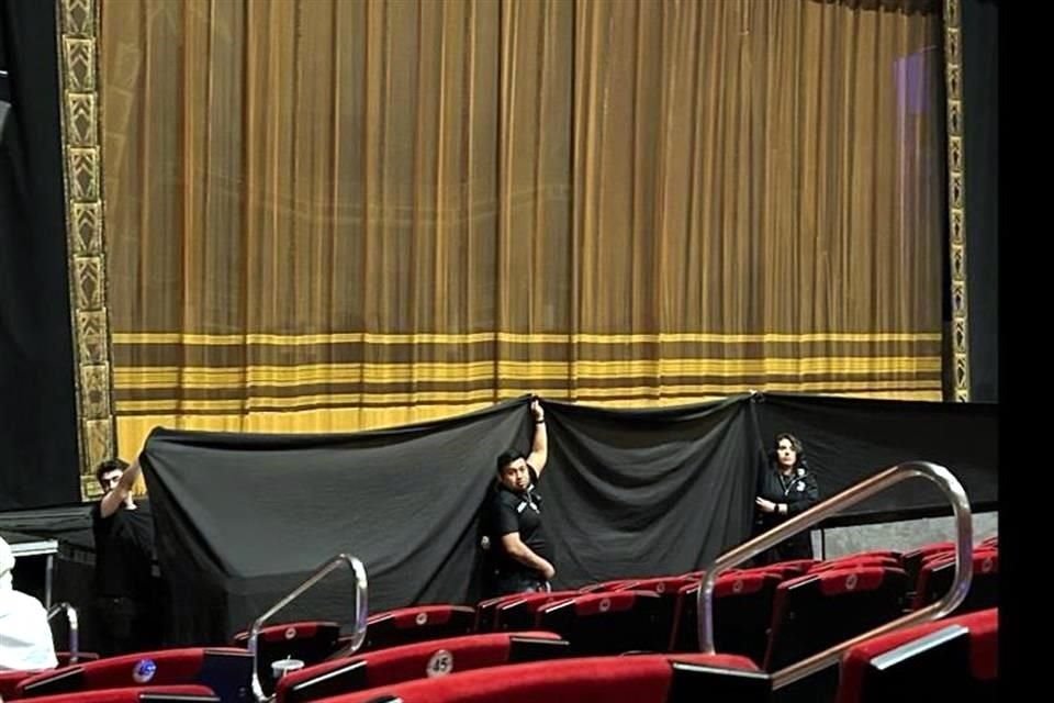 Staff del Showcenter cubrió el foso para evitar miradas curiosas.