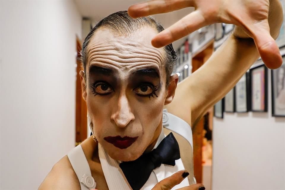 En 2005, Bichir debutó como el extrovertido maestro de ceremonias del popular montaje.