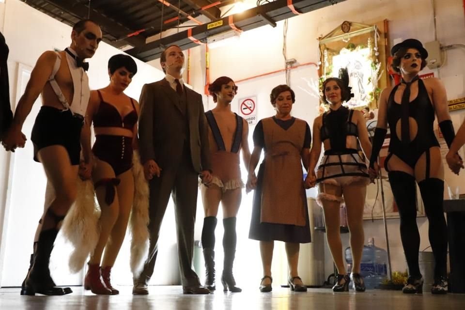 El elenco se reúne en un ritual antes de salir al escenario.