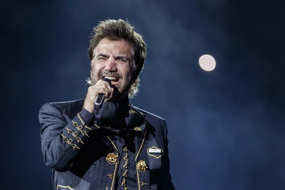 Se trató de un show que rindió homenaje a su padre, Vicente Fernández; aunque también dedicó canciones a su madre Cuquita.