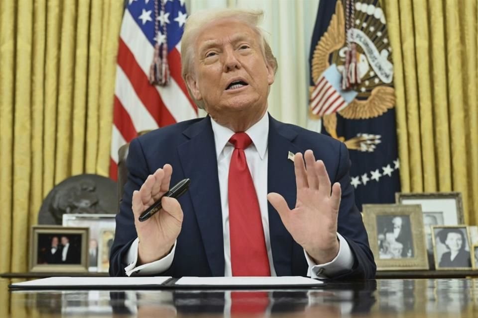 Trump habla con la prensa al firmar órdenes ejecutivas.
