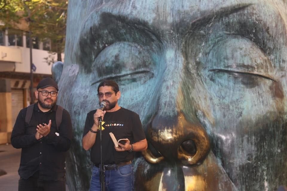 Se realizó una acción poética frente a la escultura 'Árbol Adentro', obra de José Fors inspirada en un poema de Octavio Paz.