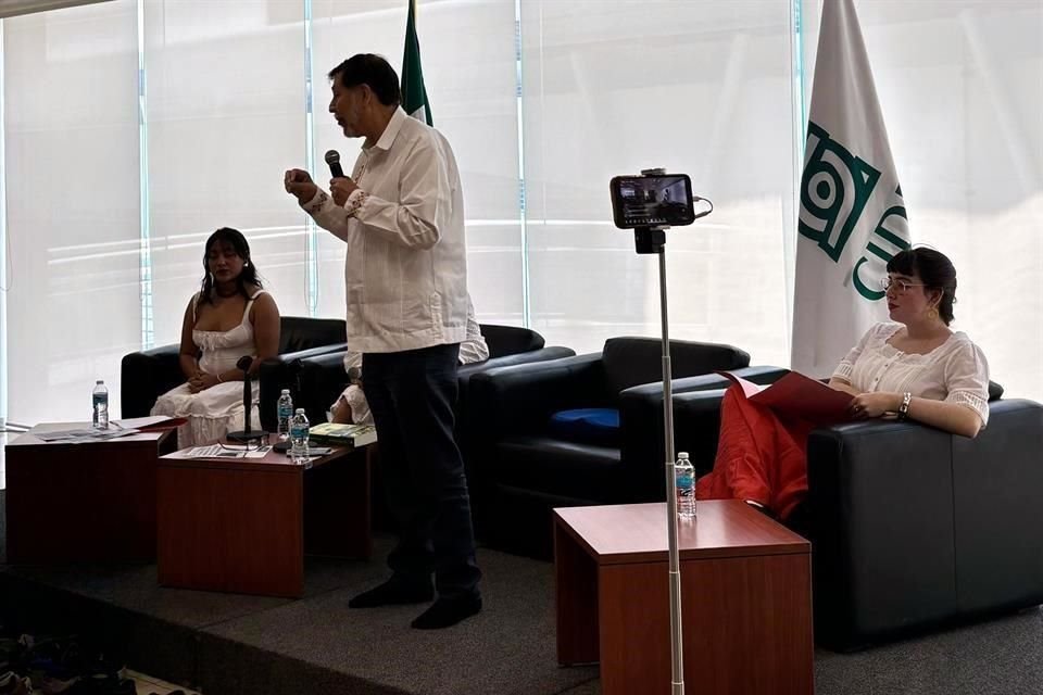 Tras ser recibido con protestas, el presidente del Senado, Fernández Noroña, se quitó los zapatos y aseguró que 'esos no son de un desperdicio'.