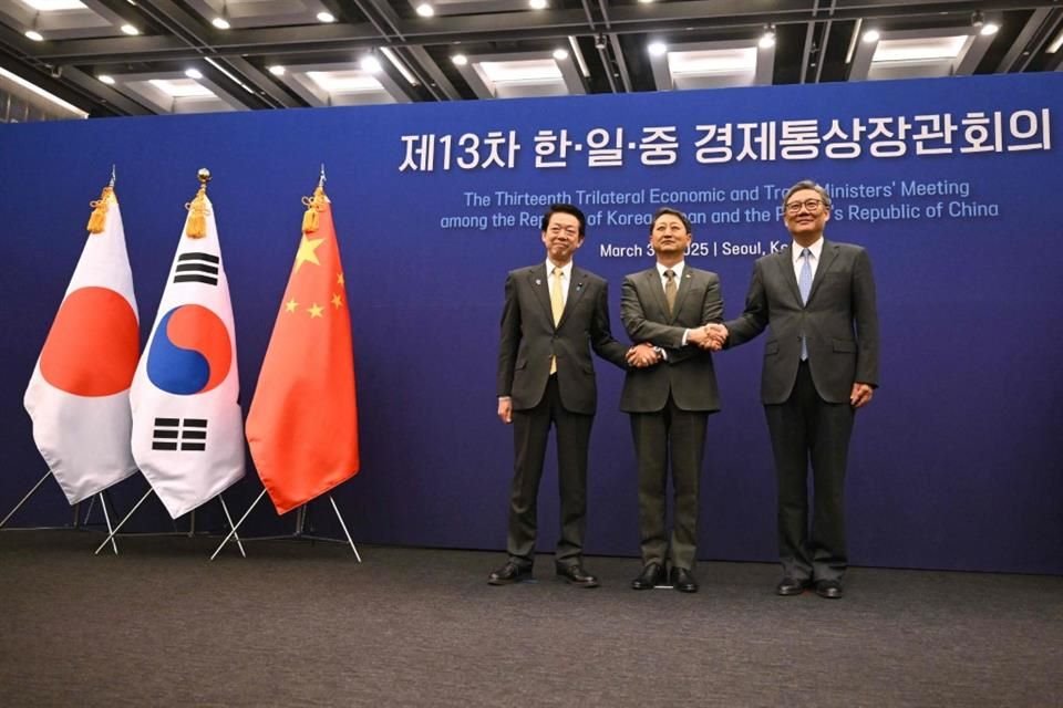 Ministro surcoreano de Comercio, Industria y Energía, Ahn Duk-geun (c), con el Ministro japonés de Economía, Comercio e Industria, Yoji Muto (Izq.) y el Ministro de Comercio chino, Wang Wentao (der.).