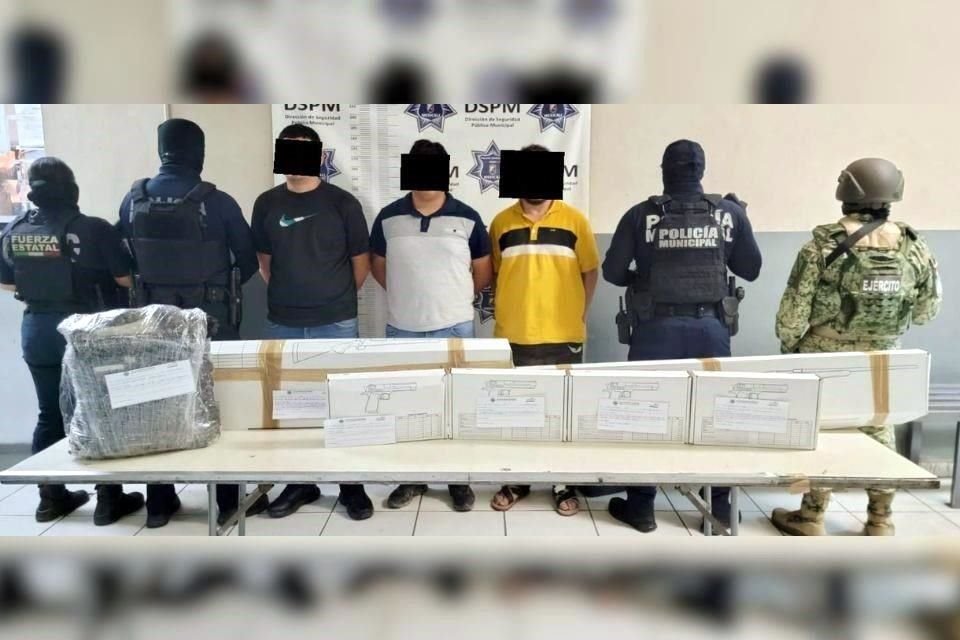 Cristian 'N'; Juan Francisco 'N' y Miguel Ángel 'N' fueron detenidos en Méxicali, Baja California, en posesión de chaleos armados, armas, un cargador y equipo de uso exclusivo del ejército.