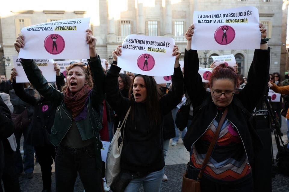 Manifestantes en contra de Alves.