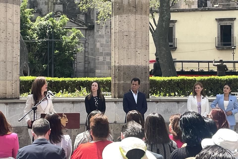 El homenaje se hizo a la primera mujer en la Rotonda de los Jalicienses Ilustres y colaboradora de la reapertura de la UdeG.